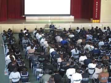 体育館で参加者の親子が説明を聞く様子