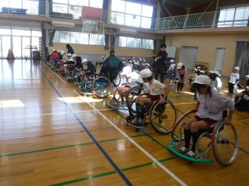 競技用車いすで練習する様子