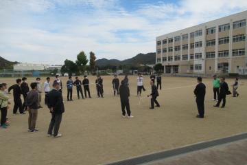 校庭で先生方がさすまたの講習を受けている様子