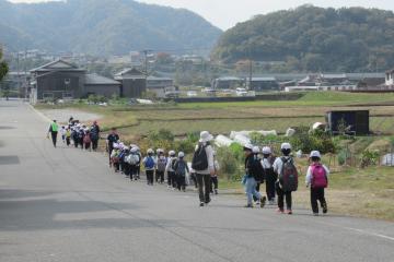 1年生が歩いて神社に向かっている様子