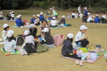 お弁当を美味しくいただいている様子