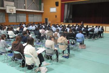9年生およびその保護者の方を対象とした説明会の様子