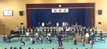 体育館の舞台上で行われる6年生の合奏です