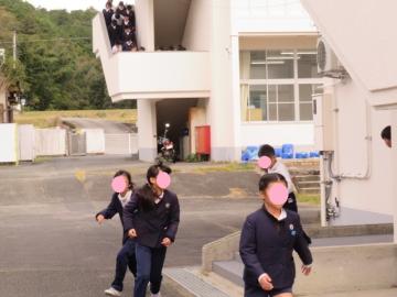 運動場へ避難する4年生