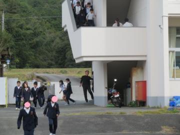 運動場へ避難する5年生