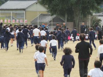 運動場へ避難する全校生