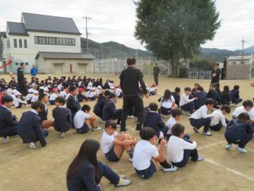 運動場での人数確認のようす