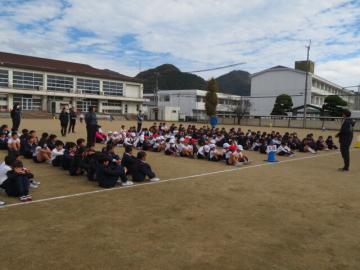 避難訓練の講評を聞く子どもたち