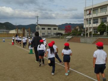 トラック1周の長さをたしかめる1年生
