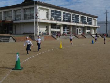 かけあしチャレンジに取り組む2年生