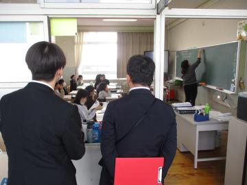 教室の外から授業を参観する教師の様子