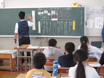 教室内で小学校の先生が道徳の授業をする様子