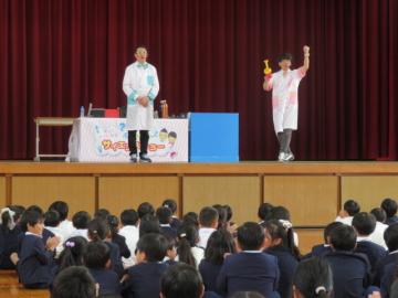 ジャンボけん玉で心をつかむボルトボルズさん