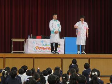 虹色のからくりを見抜いた子どもたち