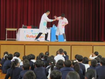 空き缶を手にくっつける実験