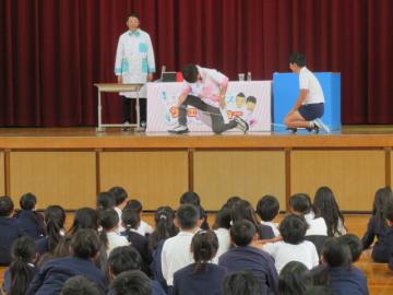 手につけた空き缶で6年生をひっぱるボルトボルズさん