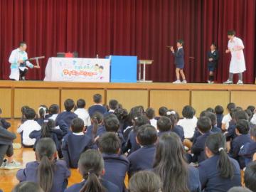 風をつかった実験でボールをキャッチする1年生