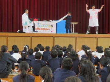 ロケットバルーンをふくらませる3年生