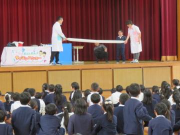 一瞬でロケットバルーンをふくらませた3年生