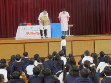 空気砲の空気の回転を確かめる2年生