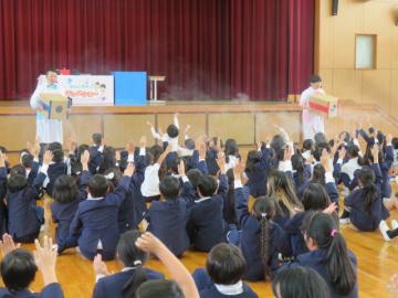 希望者に噴射するボルトボルズさん