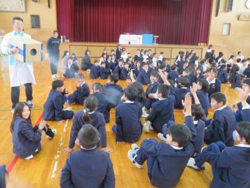 空気砲を撃ってもらい大喜びの子ども達