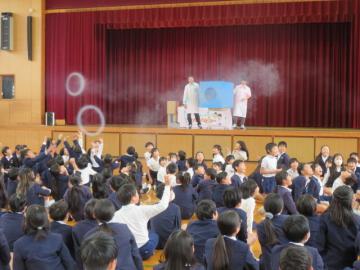 空気砲の空気の回転を観察する子どもたち