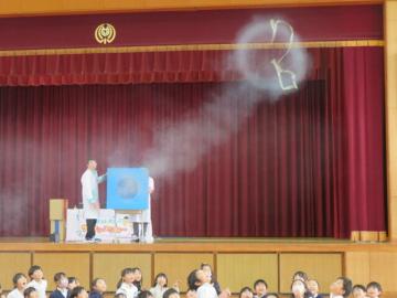 空気砲の空気の回転をテープで確認するようす