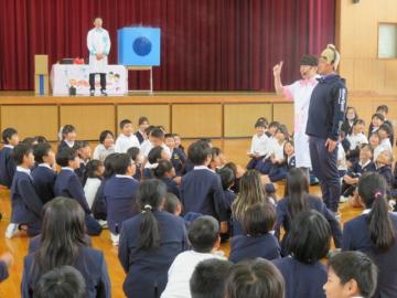 空気砲のまとになる椿先生