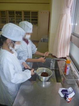 使い終わった道具を洗う児童の様子