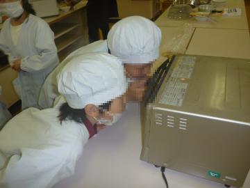 トースターをのぞき込む児童の姿