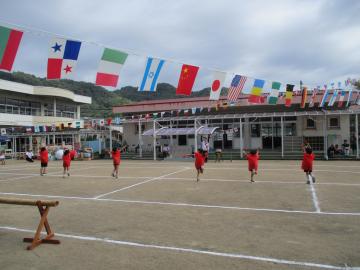 園庭でよっちょれダンスを演じる園児たちの様子