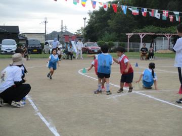 園庭で運動会リレーに参加する園児たちの様子