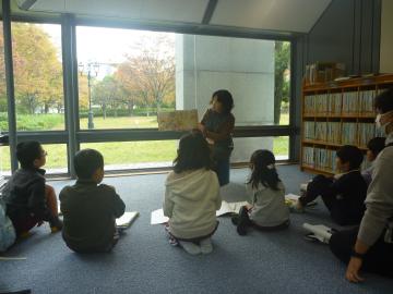 図書館内で読み聞かせをしてもらっている児童の様子