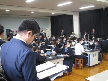 会場内で授業を参観する先生たちの様子