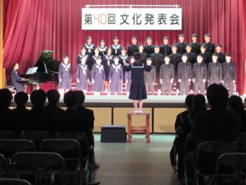 会場内で3年生が合唱する様子