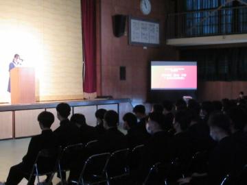 体育館の壇上で生徒が弁論発表する様子