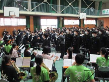 体育館内で締めの校歌斉唱をする生徒たちの様子