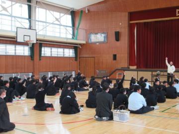 時にはホッと笑える場面も交えながら