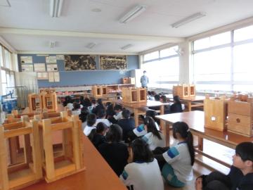 3階以上の教室へ垂直避難する児童