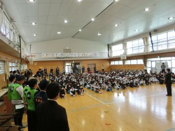 避難訓練終了後体育館へ集合する児童