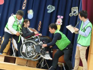 体の不自由な人の避難を手伝う方法の説明