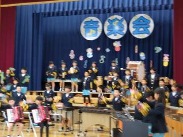 4年生の合奏「サンバ・デ・リオデジャネイロ」