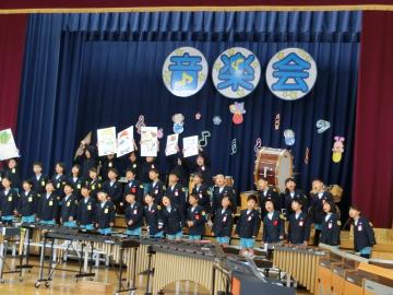 1年生の音楽劇「おおきなかぶ」