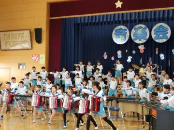 6年生の合奏「シング・シング・シング」