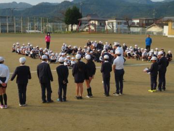 校庭で健康委員会の児童たちがルール説明する様子