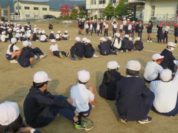 校庭でおに役の指名をする健康委員会の児童たちの様子