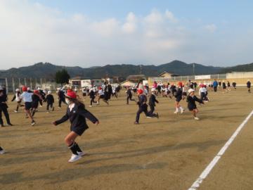 校庭でおにごっこを開始する児童たちの様子