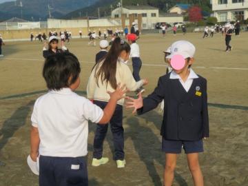 校庭でろうやで復活じゃんけんをする1年生児童たちの様子