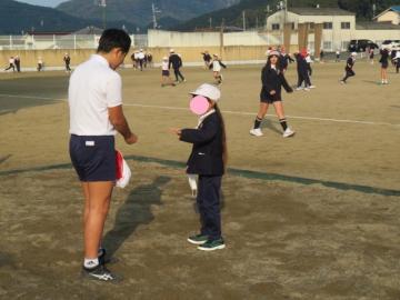 校庭でじゃんけんをする6年生と3年生の児童たちの様子